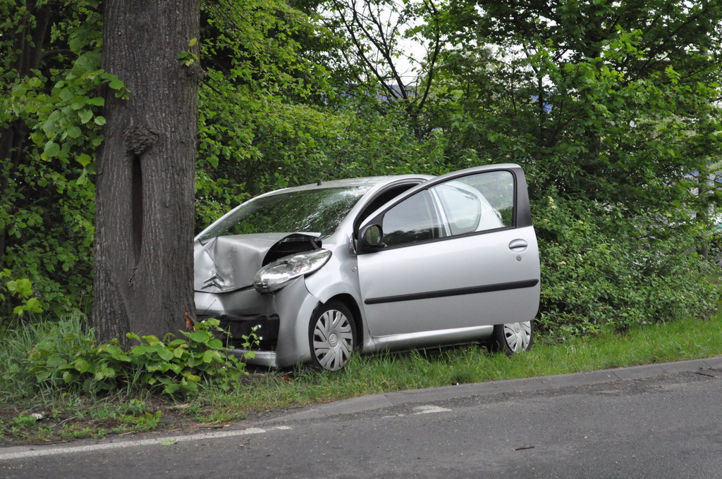 PKW gegen Baum Godorf Godorfer Hauptstr P09.JPG